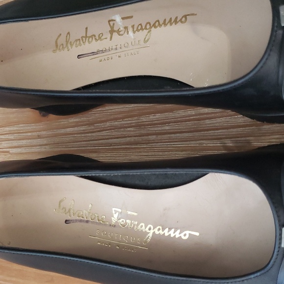 SALVATORE FERRAGAMO Classic Vara Black/Black Patent Bow Pump - Picture 8 of 12